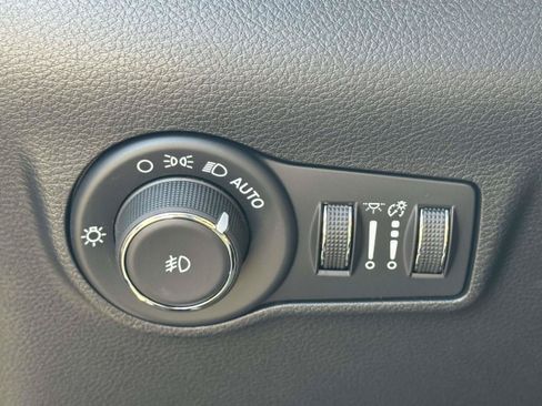 Used 2025 Jeep Compass Limited w/ Sun & Sound Group AWD/4WD image 19