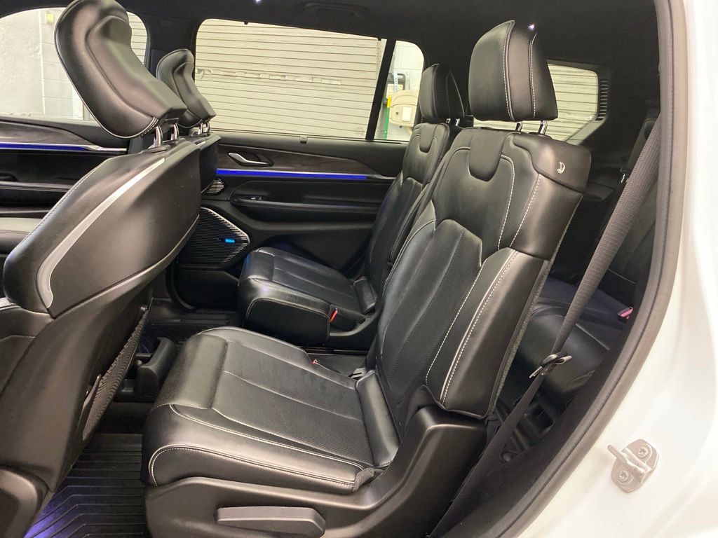 Used 2022 Jeep Grand Cherokee L Overland w/ Luxury Tech Group IV RWD image 24