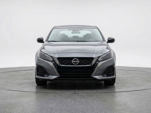 Used 2025 Nissan Altima 2.5 SV image 2