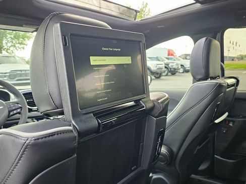 New 2026 Chrysler Pacifica Limited w/ Uconnect Theater Family Group image 30