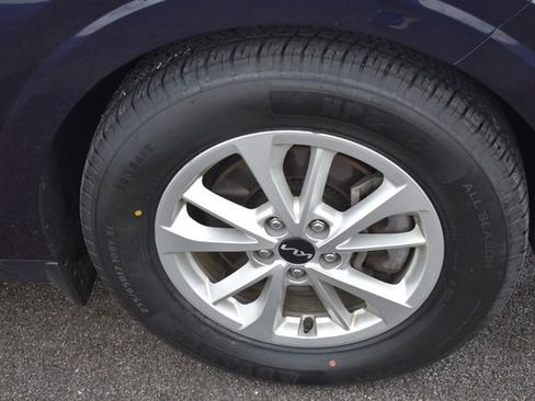 Used 2024 Kia Carnival LX FWD image 12