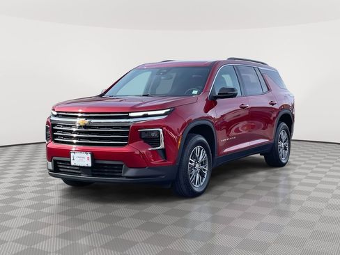 Used 2024 Chevrolet Traverse LT image 3