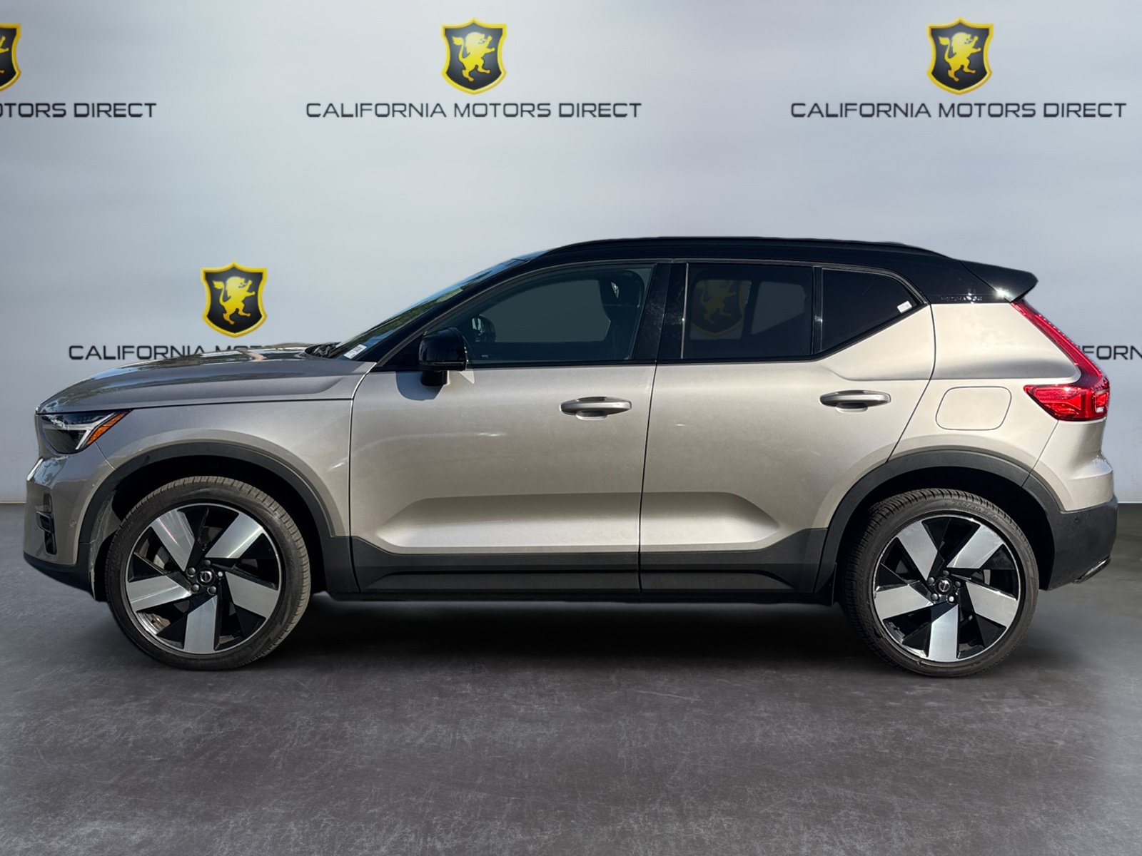 Used 2023 Volvo XC40 Recharge Ultimate w/ Protection Package Premier AWD/4WD image 2