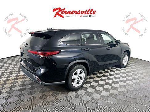 Used 2022 Toyota Highlander LE image 7