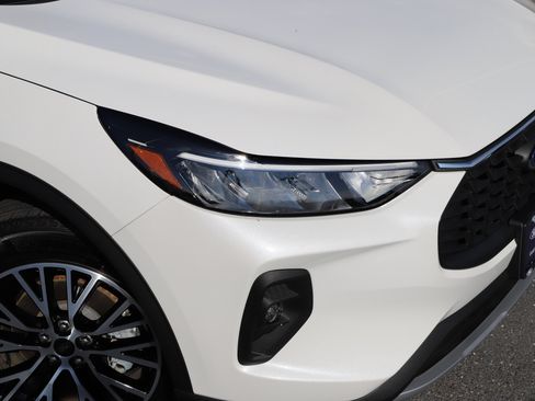 Certified 2025 Ford Escape SE image 2