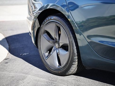 Used 2018 Tesla Model 3 Long Range image 10