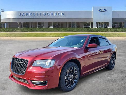 Used 2023 Chrysler 300 Touring L image 2