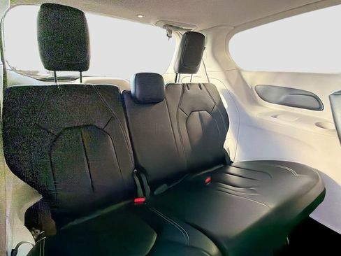 Used 2023 Chrysler Pacifica Touring-L image 26