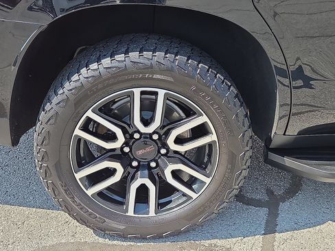 Used 2024 GMC Yukon AT4 w/ Technology Package AWD/4WD image 17