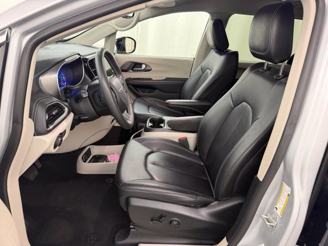 Used 2024 Chrysler Pacifica Limited FWD image 9