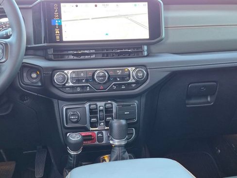 Used 2025 Jeep Gladiator Mojave AWD/4WD image 13