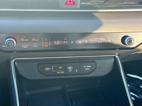 Used 2025 Kia Carnival EX FWD image 33