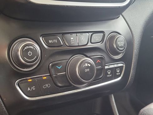 Used 2020 Jeep Cherokee Latitude AWD/4WD image 25