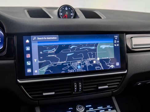 Used 2022 Porsche Cayenne Platinum Edition image 21