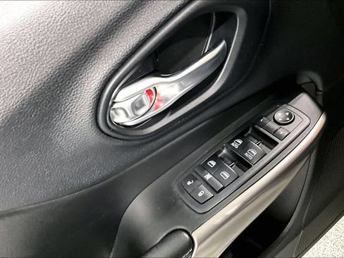 Used 2019 Jeep Cherokee Latitude Plus w/ Cold Weather Group AWD/4WD image 43