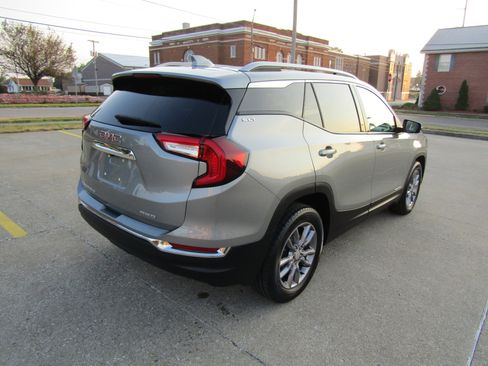 Used 2024 GMC Terrain SLT image 3