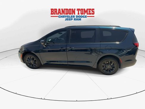 Used 2021 Chrysler Pacifica Limited w/ Uconnect Theater Family Group AWD/4WD image 5