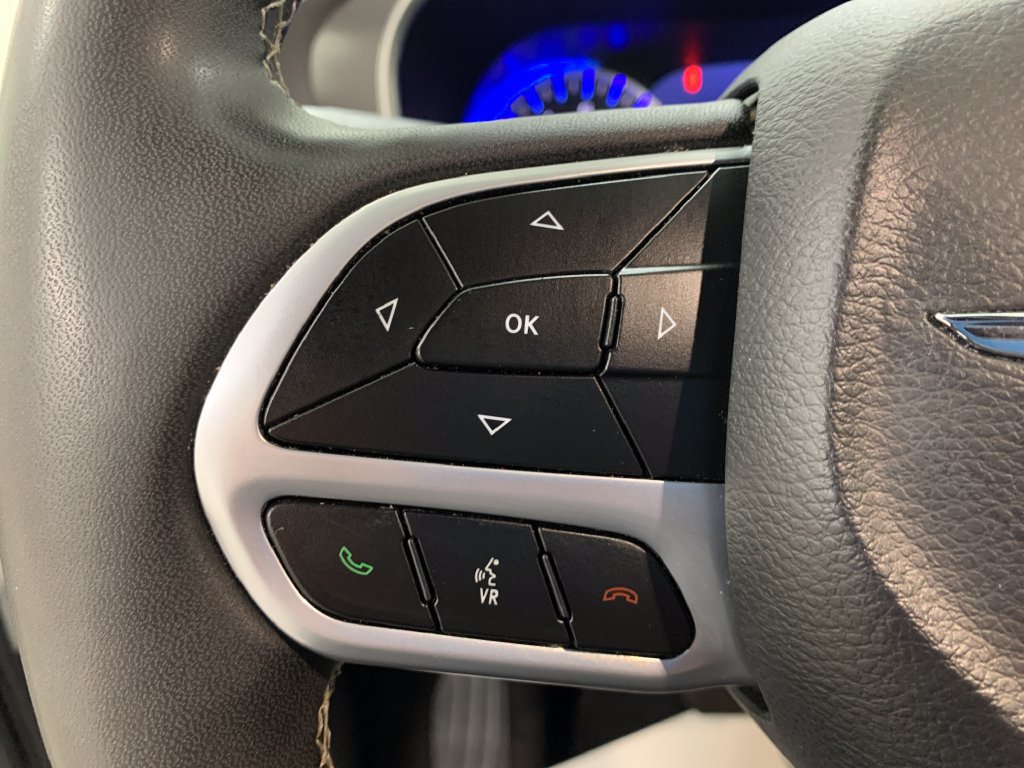 Used 2025 Chrysler Pacifica Select FWD image 24