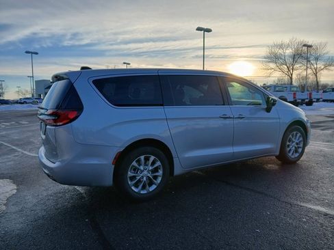 New 2026 Chrysler Pacifica Select image 6