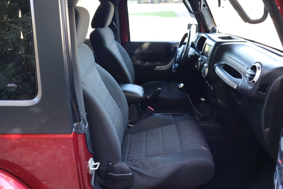 Used 2012 Jeep Wrangler Sahara w/ Connectivity Group AWD/4WD image 21