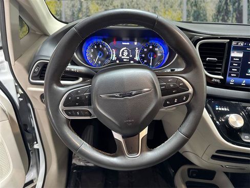 Used 2023 Chrysler Pacifica Touring-L FWD image 18