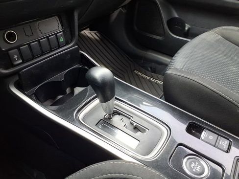 Used 2020 Mitsubishi Outlander ES image 18