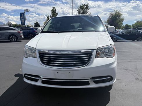 Used 2014 Chrysler Town & Country Touring FWD image 2