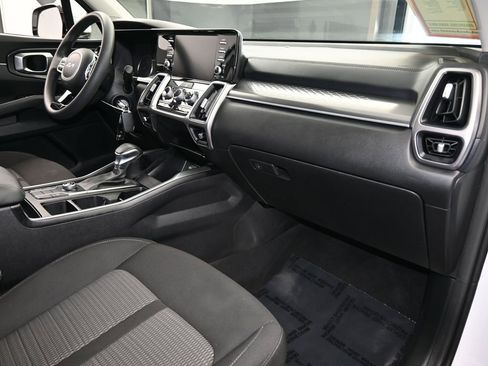 Used 2023 Kia Sorento LX image 40