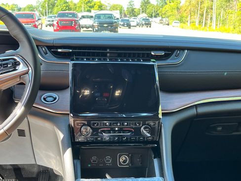New 2025 Jeep Grand Cherokee Summit image 15