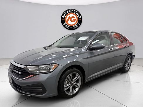 Used 2024 Volkswagen Jetta SE FWD image 3
