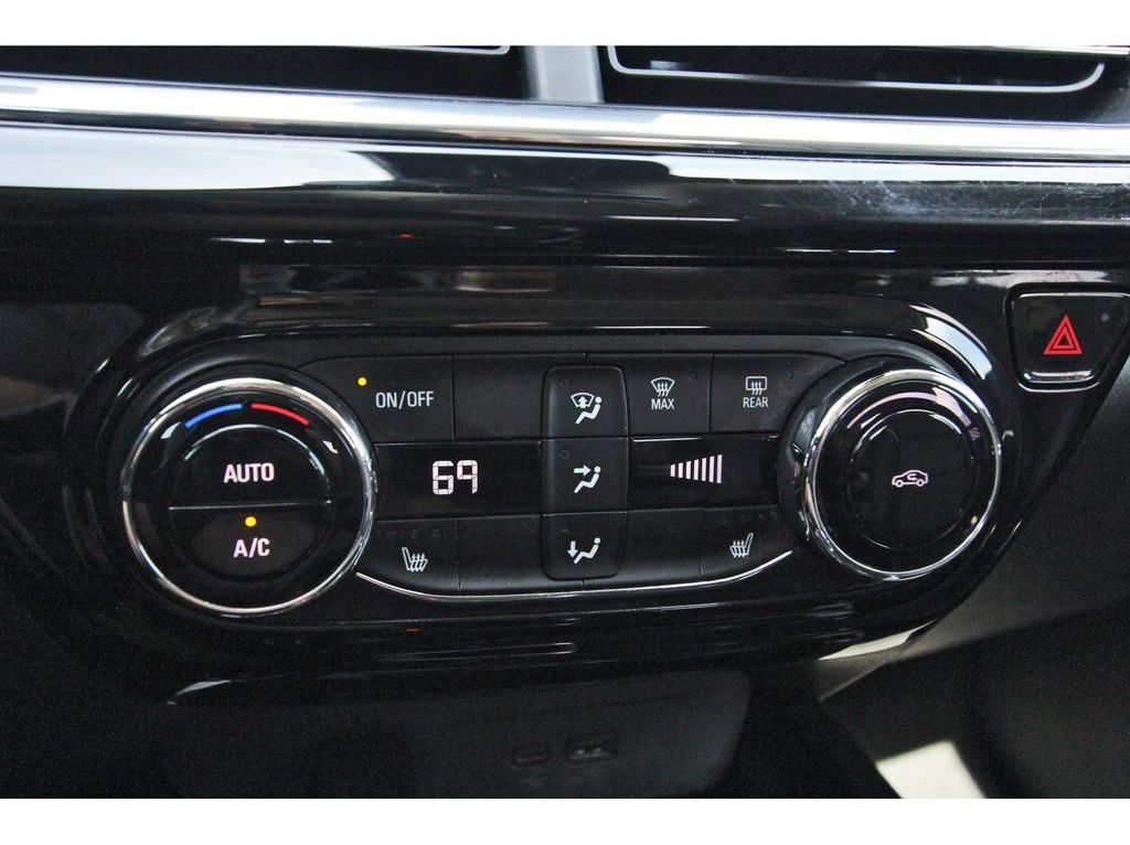 Used 2025 Chevrolet Trax ACTIV w/ Sunroof Package FWD image 23