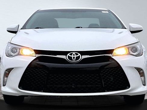 Used 2017 Toyota Camry XSE image 3