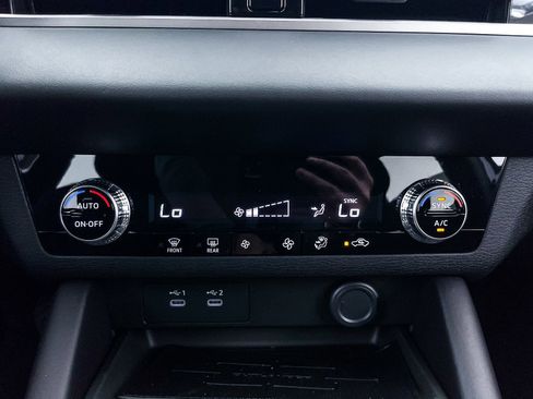 New 2025 Mitsubishi Outlander ES image 17