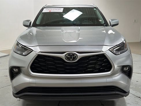 Used 2022 Toyota Highlander XLE image 2