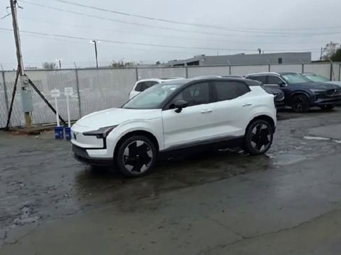 New 2025 Volvo EX30 Plus w/ Protection Package Premier image 4