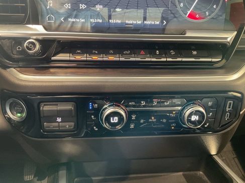 Used 2025 GMC Sierra 1500 SLT w/ SLT Premium Plus Package AWD/4WD image 29