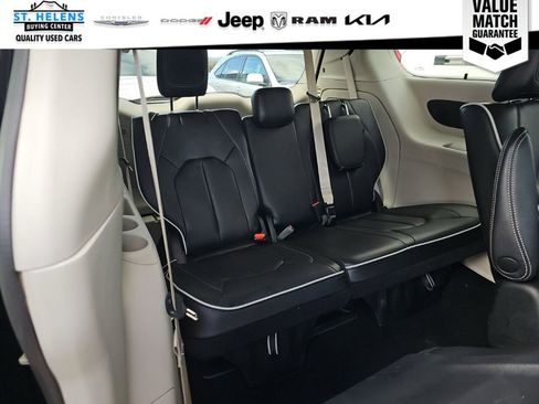 Used 2023 Chrysler Pacifica Limited w/ Uconnect Theater Family Group FWD image 15
