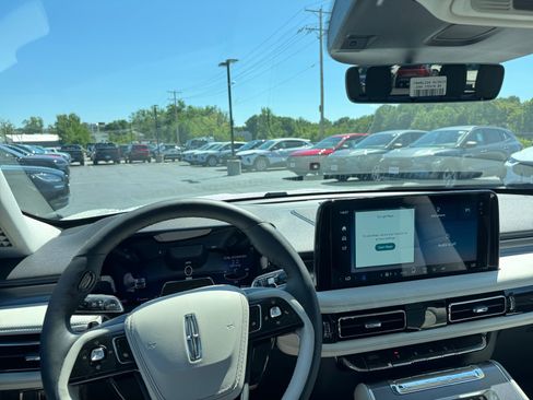 New 2026 Lincoln Aviator AWD image 2