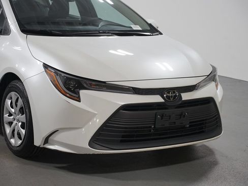 Certified 2025 Toyota Corolla LE FWD image 4