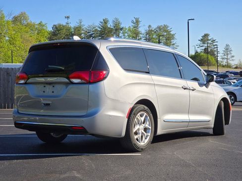 Used 2019 Chrysler Pacifica Touring-L Plus w/ Advanced Safetytec Group FWD image 27