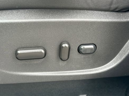 Used 2017 Ford C-MAX Energi SE w/ Equipment Group 401A image 18