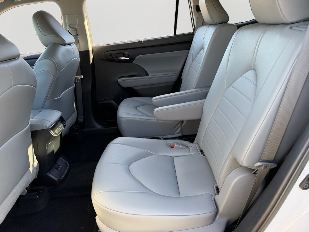 Used 2022 Toyota Highlander XLE AWD/4WD image 12