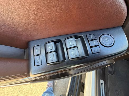 Used 2020 Chevrolet Suburban Premier image 11