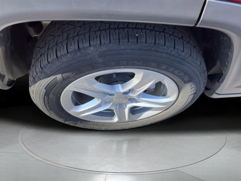 Used 2023 Jeep Compass Sport image 9