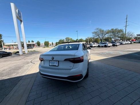 Certified 2024 Volkswagen Jetta SE w/ Panoramic Sunroof Package FWD image 18