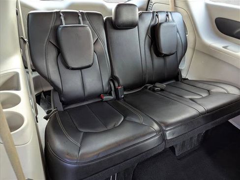 Used 2023 Chrysler Pacifica Touring-L image 18