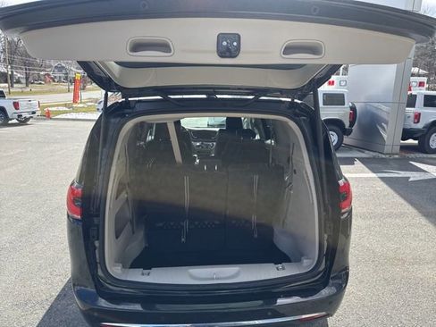 Used 2023 Chrysler Pacifica Touring-L image 9