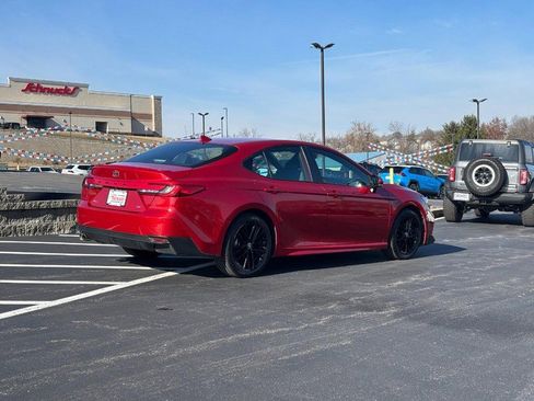 Used 2025 Toyota Camry SE image 3