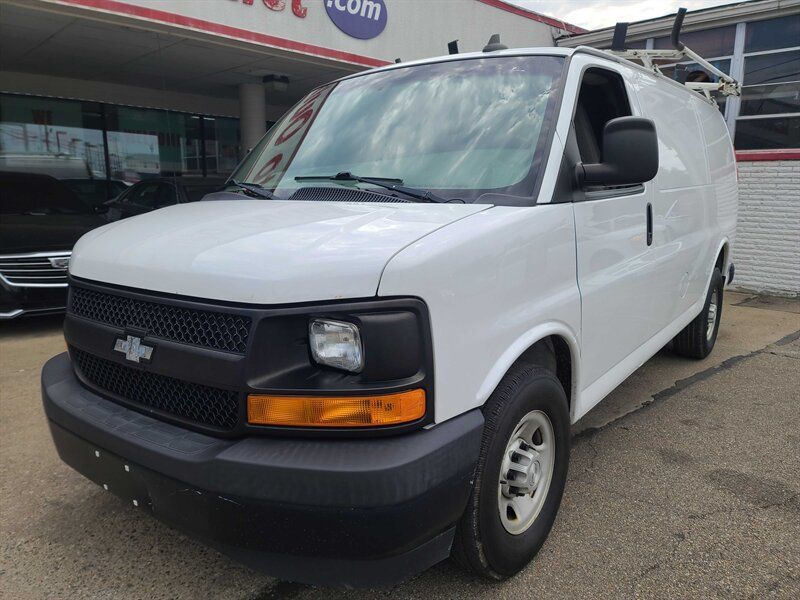 Used 2017 Chevrolet Express 2500 RWD image 2