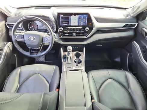 Used 2021 Toyota Highlander Platinum FWD image 15